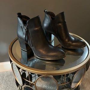 Donald Pliner size 5 1/2 ankle boot.